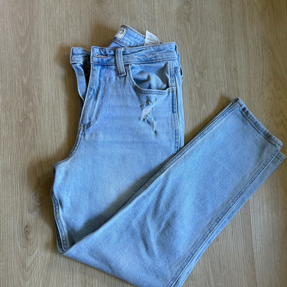 Hollister Curvy High-rise mom jeans